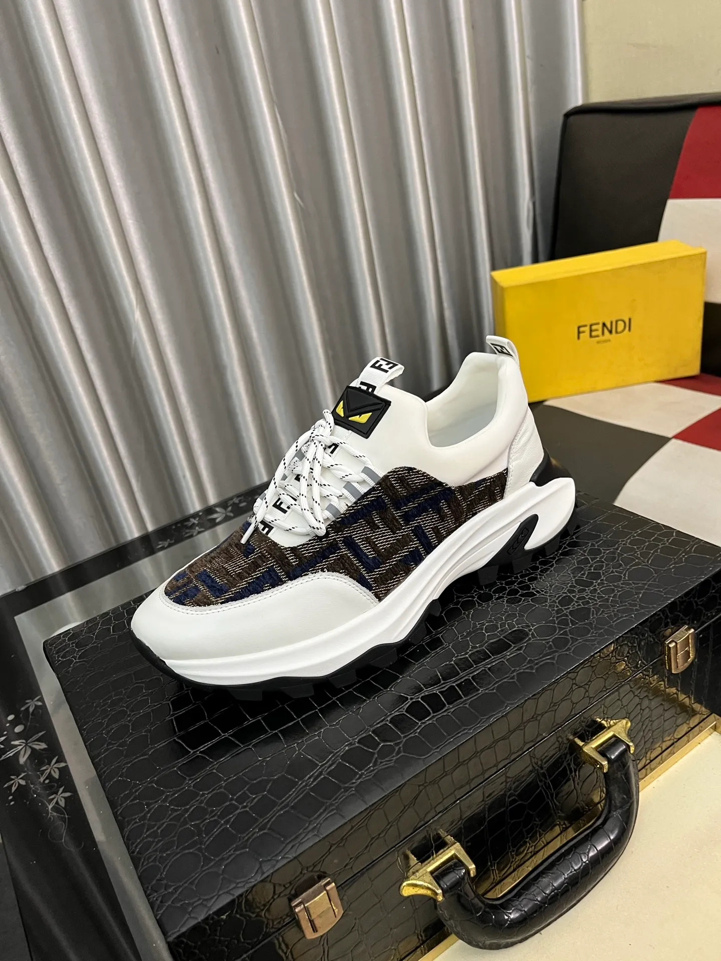 Men's Men's Shoes💰458⌚️⌚️[FENDI] Fendi's classic and comfortable men's, this complex sneaker is made of soft calfskin➕genuine leather lining➕original ultra-light rubber material with rough outsole. This unique light style is suitable for the casual and refined sensibility of this season. It is comfortable and natural on the feet. It is an everyday style for casual travel in autumn and winter! 38−443️⃣colors available